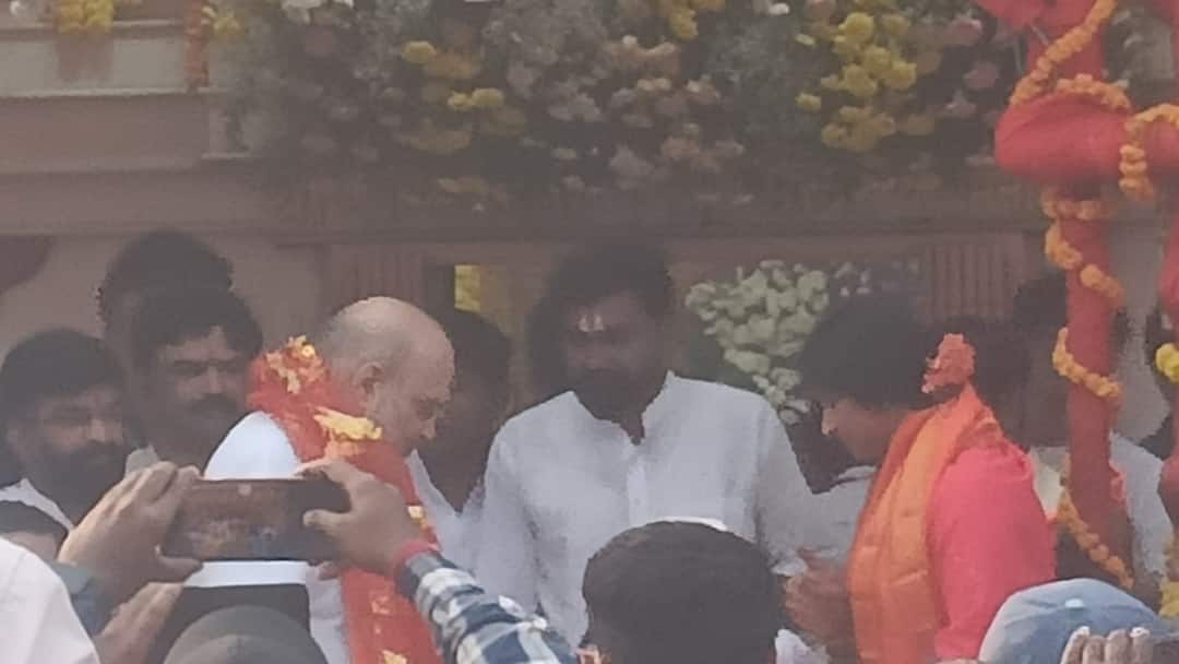 Amit Shah in Hyderabad: చార్మినార్ భాగ్యలక్ష్మి సన్నిధిలో అమిత్ షా - ప్రత్యేక ఆకర్షణగా మాధవీలత Amit shah visits charminar Bhagyalakshmi temple in Hyderabad Amit Shah in Hyderabad: చార్మినార్ భాగ్యలక్ష్మి సన్నిధిలో అమిత్ షా - ప్రత్యేక ఆకర్షణగా మాధవీలత