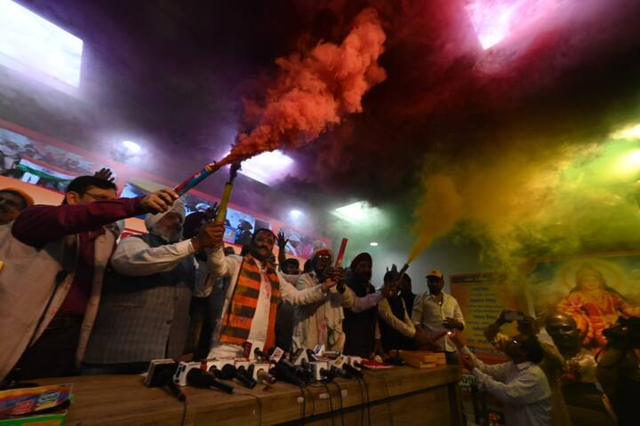 Citizen Amendment Act News: देश भर में CAA के लागू होने के बाद, पाकिस्तान और अफगानिस्तान समेत भारत से सटे देशों के उन हिन्दू और सिख शरणार्थियों को पूर्णतः भारतीय होने का दर्जा मिल गया, जो अब तक भारत में शरणार्थी या रिफ्यूजी की तरह रह रहे थे. इस अमेंडमेंट एक्ट को बीजेपी शासित केंद्र सरकार और उनकी सहयोगी राजनीतिक दलों का खूब समर्थन मिल रहा है और इससे सरकार के साथ नागरिकता का दर्जा पाये शरणार्थियों में तो खुशी का माहौल है ही, साथ ही देश के हिन्दू और सिख समुदाय के लोगों ने भी सरकार के इस साहसिक फैसले का स्वागत किया.