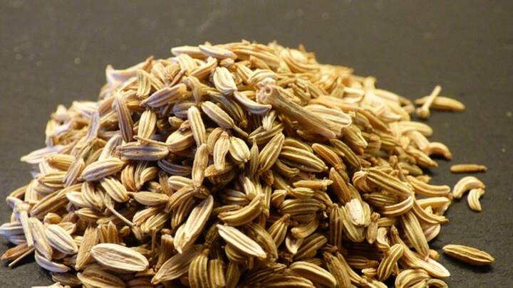 தரமான சோம்பை குறைந்த தீயில் வறுத்து எடுத்து கொள்ளவும்.