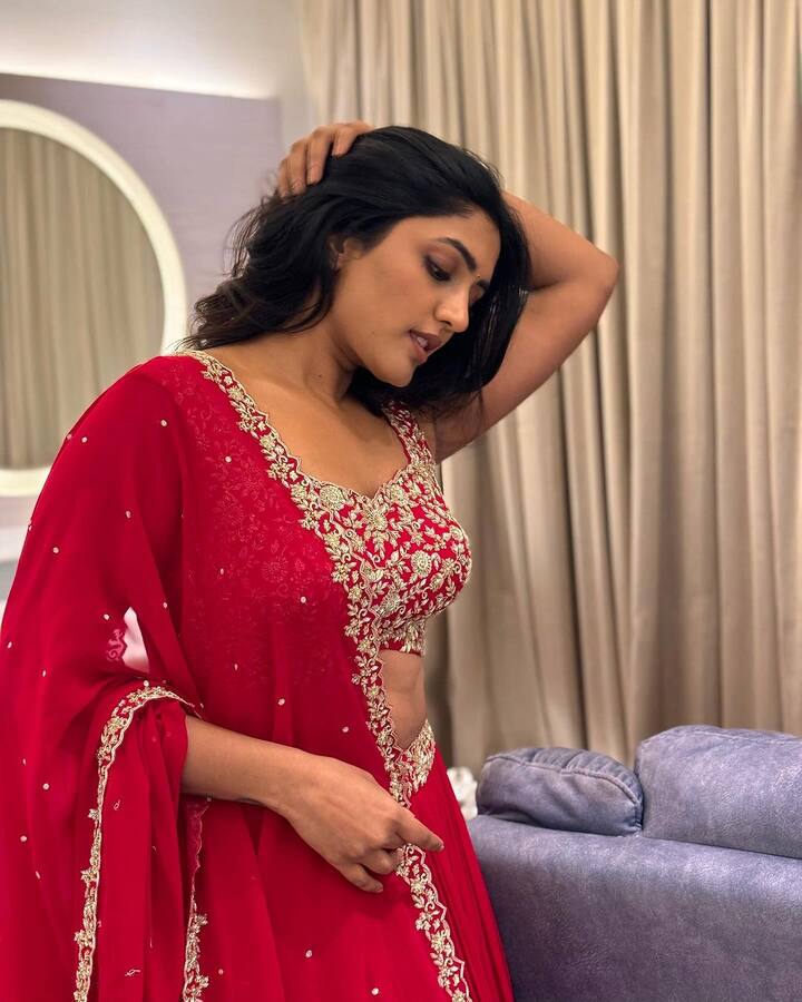 సోషల్ మీడియాలో యాక్టివ్ గా ఉండే ఈషా రెబ్బ తాజాగా షేర్ చేసిన ఫొటోస్ వైరస్ అవుతున్నాయి