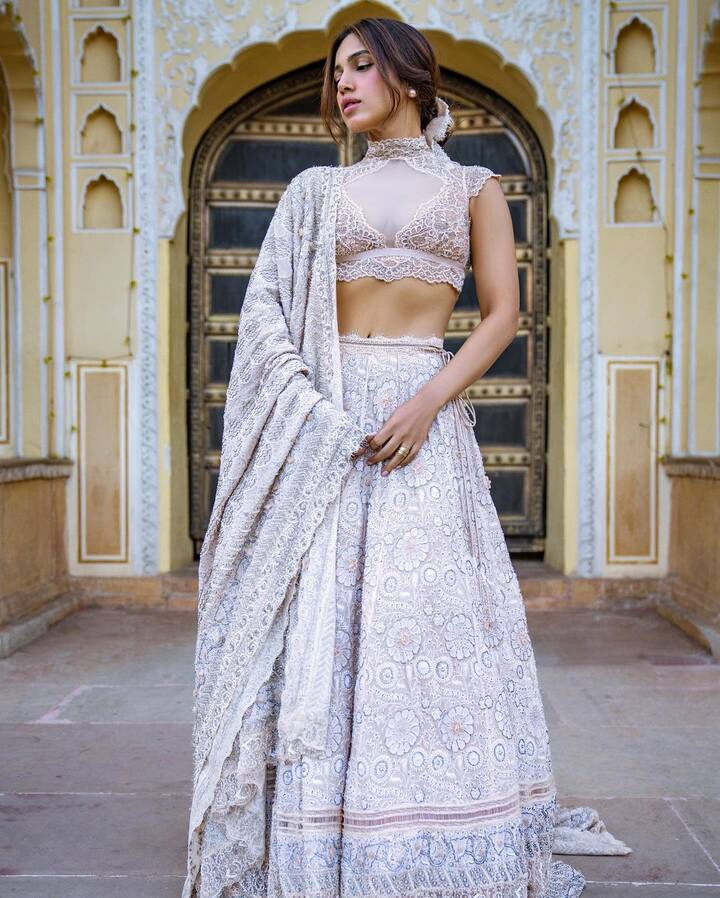 કેમેરાની સામે ભૂમિ પેંડનેકર અલગ-અલગ અંદાજમાં કાતિલ પોઝ આપતી જોવા મળી રહી છે.