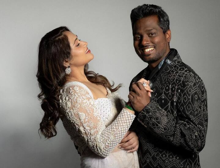 இயக்குநர் அட்லீ - பிரியா இருவரும் பல ஆண்டுகளாக காதலித்து வந்த நிலையில் இரு வீட்டாரின் சம்மதத்துடன் 2014ம் ஆண்டு திருமணம் செய்து கொண்டனர்.