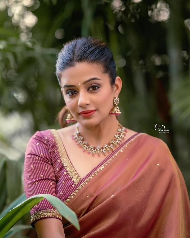 అందాల ఆరబోతతో ఆహా అనిపించింది. Photo Credit: Priya Mani Raj/Instagram