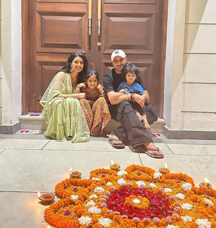 गीता बसरा और हरभजन सिंह का मुंबई के अलावा पंजाब में भी एक शानदार बंगला है. जिसकी झलक ये कपल अक्सर अपने इंस्टाग्राम पर शेयर करता रहता है.