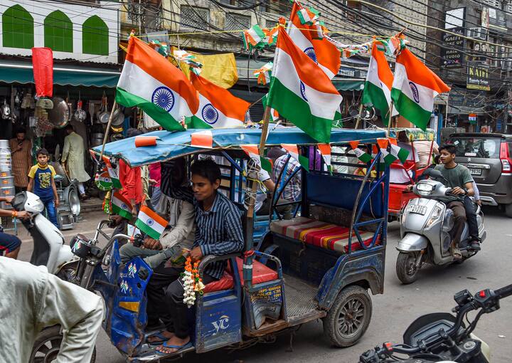 ई-रिक्शा चलाने वाले के पास ड्राइविंग लाइसेंस होना भी जरूरी है, ऐसा नहीं होने पर चालान किया जा सकता है या रिक्शा जब्त भी हो सकता है. ई-रिक्शा 25 किमी प्रति घंटे से ज्यादा की रफ्तार से नहीं चलाया जा सकता है.