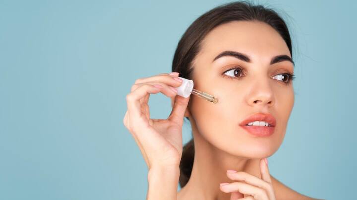 इस सीरम को बनाने के लिए आपको चाहिए होगा: 1 चम्मच विटामिन E तेल, 2 चम्मच एलोवेरा जेल, आधा चम्मच शुद्ध गुलाबजल, और अगर चाहें तो 3 से 4 बूंदे लैवेंडर को मिलाएं.