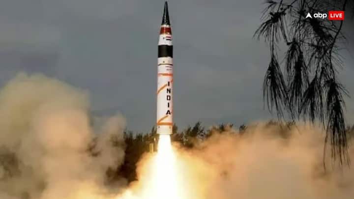 Agni-5: भारत के नाम एक और बड़ी उपलब्धि दर्ज हो गई है. सोमवार (11 मार्च) को रक्षा अनुसंधान एवं विकास संगठन (डीआरडीओ) ने अग्नि-5 मिसाइल का परीक्षण किया. यह परीक्षण मिशन दिव्यास्त्र के तहत किया गया है.
