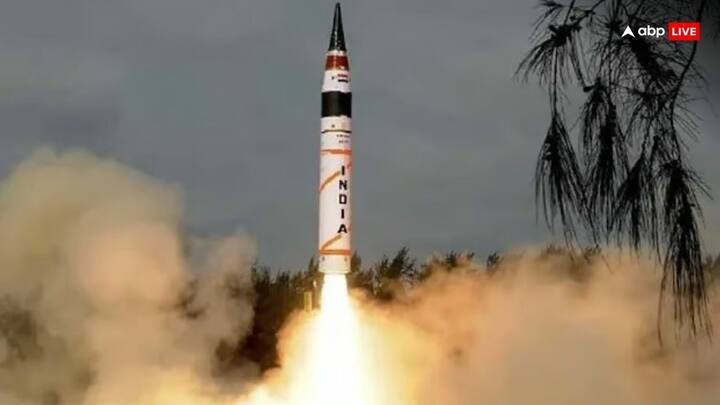 Agni-5: भारत के नाम एक और बड़ी उपलब्धि दर्ज हो गई है. सोमवार (11 मार्च) को रक्षा अनुसंधान एवं विकास संगठन (डीआरडीओ) ने अग्नि-5 मिसाइल का परीक्षण किया. यह परीक्षण मिशन दिव्यास्त्र के तहत किया गया है.