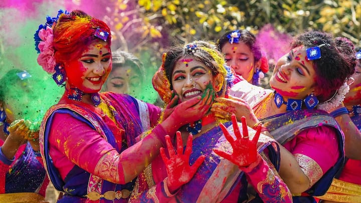 “আজ আমাদের ন্যাড়াপোড়া, কাল আমাদের দোল/ পূর্ণিমাতে চাঁদ উঠেছে বল রে হরিবোল!” এই ছড়াটির সঙ্গে জড়িয়ে বাঙালির ন্যাড়াপোড়া উৎসবের আনন্দ।