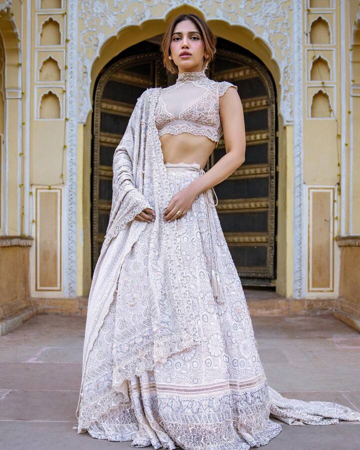 ભૂમિએ કેમેરાની સામે શાનદાર અંદાજમાં પોઝ આપ્યા છે.