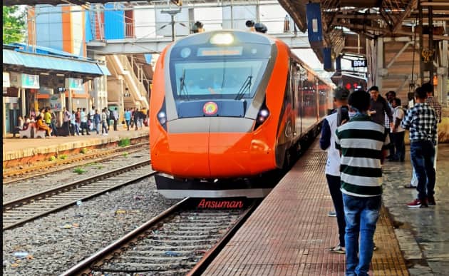 Pune to get two Vande Bharat trains Which connect Wadodara and sikandarabad in india Pune Vande Bharat train : पुणेकरांसाठी आणखी दोन वंदे भारत ट्रेन; कोणाला होणार फायदा?