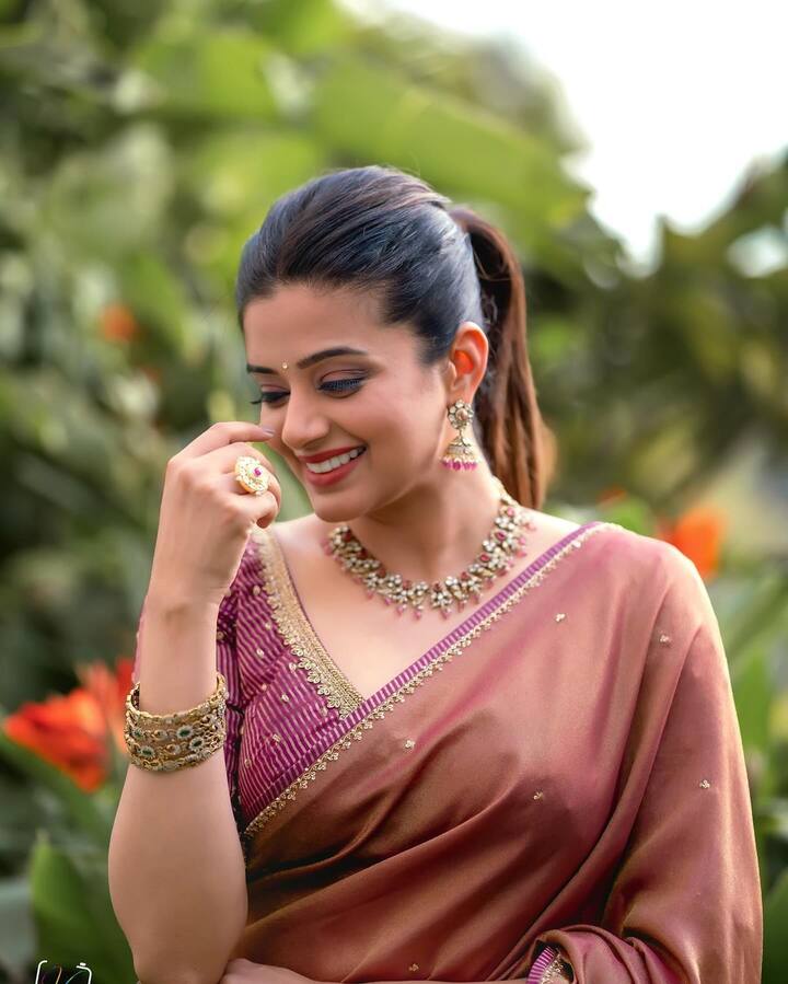 కమర్షియల్ చిత్రాల్లో గ్లామర్ రోల్స్ తో అభిమానులను అలరించింది.  Photo Credit: Priya Mani Raj/Instagram