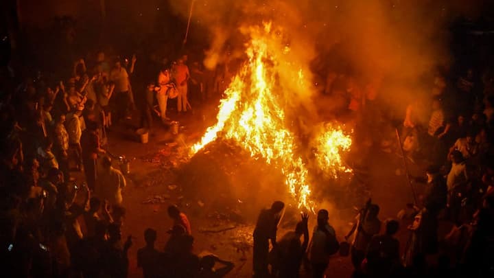 তারপর নৃসিংহ অবতারে হিরণ্যকশিপুকে বধ করেন বিষ্ণু। সেই  ঘটনাকে স্মরণ করা হয় হোলিকা দহনের মাধ্যমে।