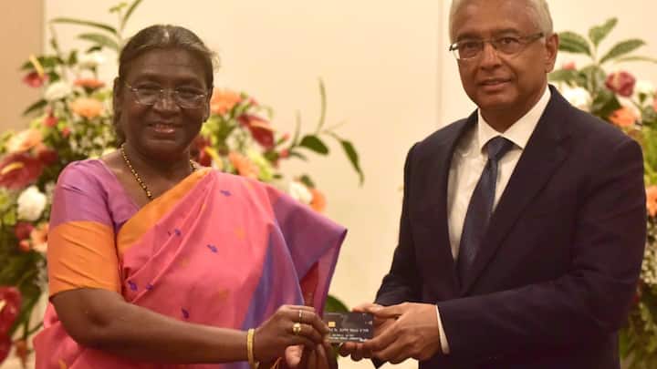 She also presented the Indian RuPay card to PM Jugnauth. (Source: X/@MEAIndia)