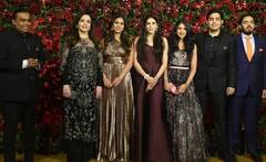 नीता अंबानी को स्टाइल में टक्कर देती हैं तीनों समधनें, अनंत की होने वाली सासू मां का ग्लैमरस अंदाज देख रह जाएंगे हैरान