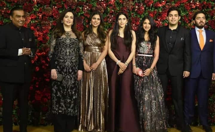 मुकेश अंबानी और नीता अंबानी की तरह ही उनके तीनों बच्चों की सासू मां भी काफी स्टाइलिश और कामयाब हैं. नीता अंबानी की तरह ही उनकी समधनें भी सक्सेसफुल बिजनेसवुमेन भी हैं. आइए आपको उनसे मिलवाते हैं....