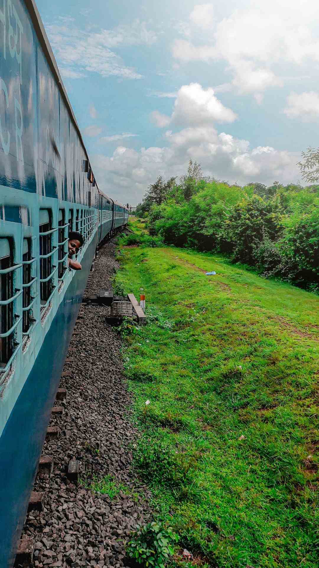 रेलवे में प्रतिदिन लाखों की