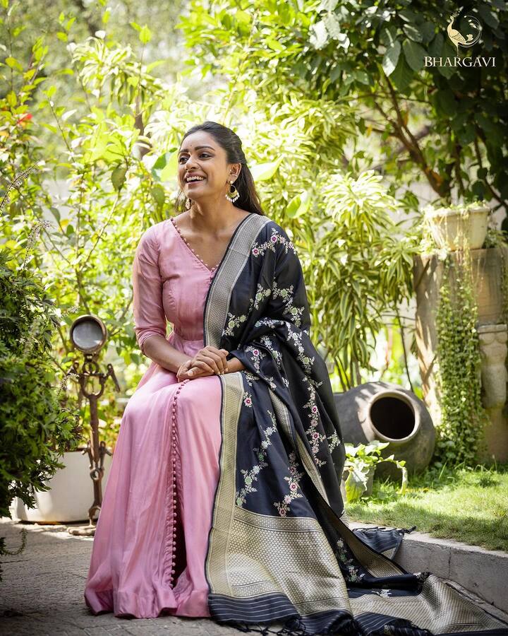 వితికా షేరు మోడల్​గా తన కేరీర్​ ప్రారంభించి.. క్యారెక్టర్​ ఆర్టిస్ట్​గా నటించింది. అనంతరం హీరోయిన్​గా మారి పలు సినిమాలు చేసింది. ఇప్పటికీ తన రీల్స్, యూట్యూబ్ వీడియోలతో అభిమానులను అలరిస్తుంది.(Image Source : Instagram/vithikasheru)