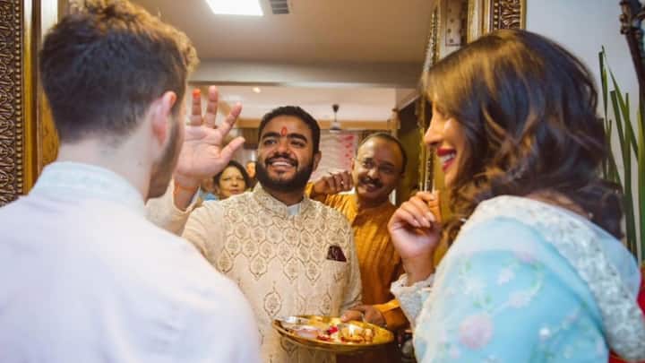 एक और फोटो में निक जोनस और प्रियंका चोपड़ा का आरती की थाल के साथ वेलकम करते देखा जा सकता है. तस्वीर में प्रियंका के घरवाले निक को तिलक लगाते दिख रहे हैं.
