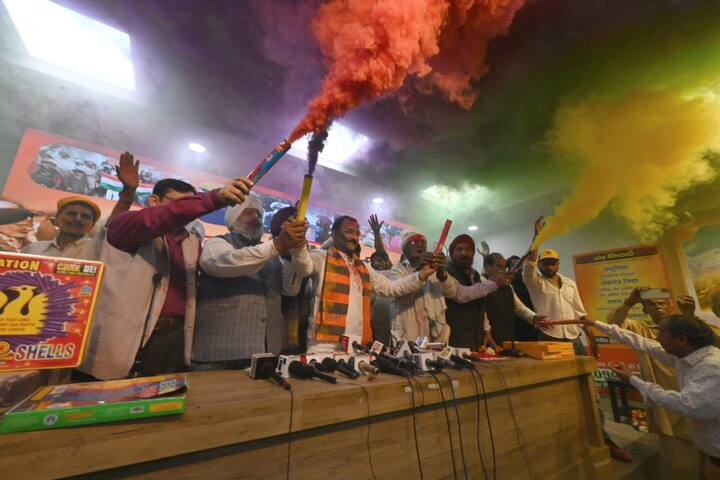 इसे लेकर आयोजित किये गए प्रेस वार्ता के दौरान शरणार्थियों ने एक पत्र भी वीरेन्द्र सचदेवा को दिया जिसमें उन्होंने अपनी भावनाओं को बताते हुए प्रधानमंत्री के प्रति आभार व्यक्त किया. इस मौके पर सचदेवा और अन्य बीजेपी नेताओं ने वहां उपस्थित शरणार्थी प्रतिनिधियों को गुलाल लगाकर अपनी खुशी जाहिर की और सभी को बधाई देते हुए कहा कि यह होली से पहले की होली है और इसके लिए देश के प्रधानमंत्री नरेंद्र मोदी का हम सभी आभारी हैं.