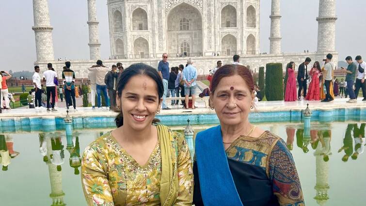 Badminton player Saina Nehwal looked Taj her mother I am awe its beauty ann Agra News: बैडमिंटन खिलाड़ी साइना नेहवाल ने अपनी मां के साथ निहारा ताज, कहा - 'मैं उसकी खूबसूरती की कायल हूं'