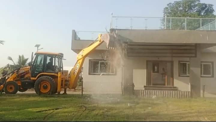 Bulldozer action against illegal construction of Alpha Protein Factory in Sehore in MP ANN Sehore News: किसानों की शिकायत पर बुलडोजर एक्शन, अवैध निर्माण को किया जमींदोज, चमड़े की दुर्गंध से मुक्ति