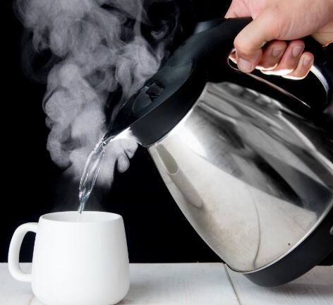 ਡਾਕਟਰ ਮੁਤਾਬਕ ਕਸਰਤ ਕਰਨ ਤੋਂ ਤੁਰੰਤ ਬਾਅਦ ਕਿਸੇ ਵੀ ਤਰਲ ਜਾਂ ਠੋਸ ਪਦਾਰਥ ਦਾ ਸੇਵਨ ਕਰਨ ਤੋਂ ਪਰਹੇਜ਼ ਕਰਨਾ ਚਾਹੀਦਾ ਹੈ ਕਿਉਂਕਿ ਇਸ ਦਾ ਸਿੱਧਾ ਅਸਰ ਖੂਨ ਸੰਚਾਰ 'ਤੇ ਪੈਂਦਾ ਹੈ। ਇਹ ਮੈਟਾਬੋਲਿਜ਼ਮ ਨੂੰ ਨੁਕਸਾਨ ਪਹੁੰਚਾ ਸਕਦਾ ਹੈ। ਇਸ ਲਈ ਥੋੜ੍ਹੀ ਦੇਰ ਰੁਕ ਕੇ ਪਾਣੀ ਪੀਓ।