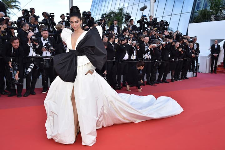 5. Deepika Padukone - And the big bow trend is definitely incomplete without mentioning Deepika Padukone's 2019 Cannes look where she wore an elegant black and white gown with a life-sized bow by Peter Dundas.