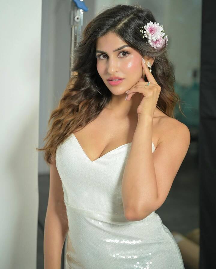 ફિલ્મ 'સોનૂ કી ટીટૂ કી સ્વીટી' ના સોંગ બમ ડિગી ડિગીમાં જોવા મળેલી મોડલ સાક્ષી મલિક પોતાની બોલ્ડ અને હોટ તસવીરોના કારણે ચર્ચામાં રહે છે.