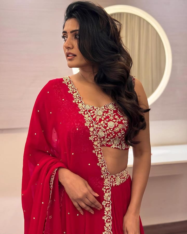 మోడలింగ్ చేస్తూ పలు బ్రాండ్స్ ప్రమోట్ చేసిన ఈషా రెబ్బ.. 'లైఫ్ ఈజ్ బ్యూటీఫుల్' మూవీతో ఇండస్ట్రీలోకి ఎంట్రీ ఇచ్చింది. 'అంతకు ముందు ఆ తర్వాత' సినిమాలో హీరోయిన్ గా నటించి ఫుల్ మార్కులు కొట్టేసింది