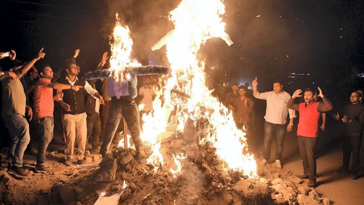 হোলিকা দহনের সঙ্গে জড়িয়ে আছে একটি গল্প। কথিত রয়েছে, দৈত্য হিরণ্যকশিপুর পুত্র প্রহ্লাদ বিষ্ণুর উপাসক ছিলেন। আর হিরণ্যকশিপু তাই  সহ্য করতে পারতেন না ছেলেকে।