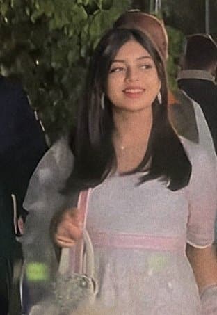 आराध्या ने इस फंक्शन में हैवी लहंगा पहना था और बालों को स्ट्रेट रखा था. इसी के साथ उन्होंने हल्का मेकअप भी किया हुआ था. जो उनके लुक में चार चांद लगा रहा था. आराध्या की ये तस्वीरें अभी भी सोशल मीडिया पर खूब वायरल हो रही हैं.