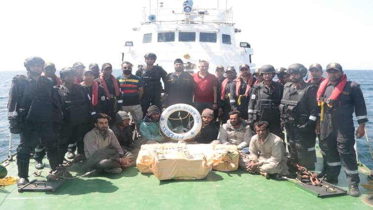 6 Pakistani men arrested near Gujarat coast with Rs 450 crore worth drugs Drug Seized: இந்தியாவை அதிரவைத்த கடத்தல்! குஜராத்தில் சிக்கிய கோடிக்கணக்கு மதிப்பிலான போதைப்பொருள் - நடந்தது என்ன?