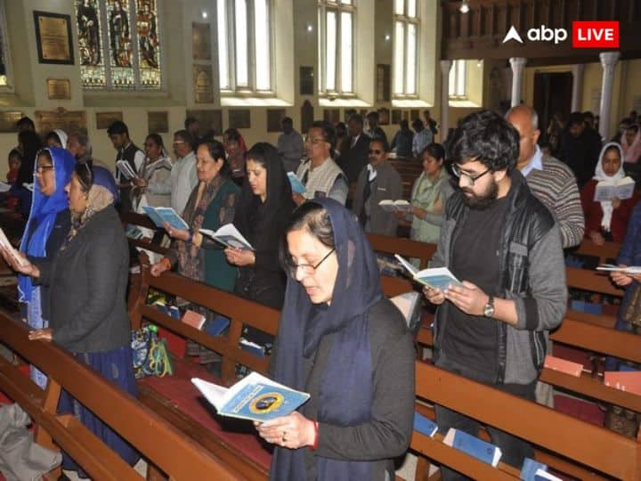 साल 2024 में गुड फ्राइडे 29 मार्च, शुक्रवार के दिन मनाया जाएगा. इस दिन ईसाई धर्म के लोग काले कपड़े पहनकर प्रेयर करते हैं.