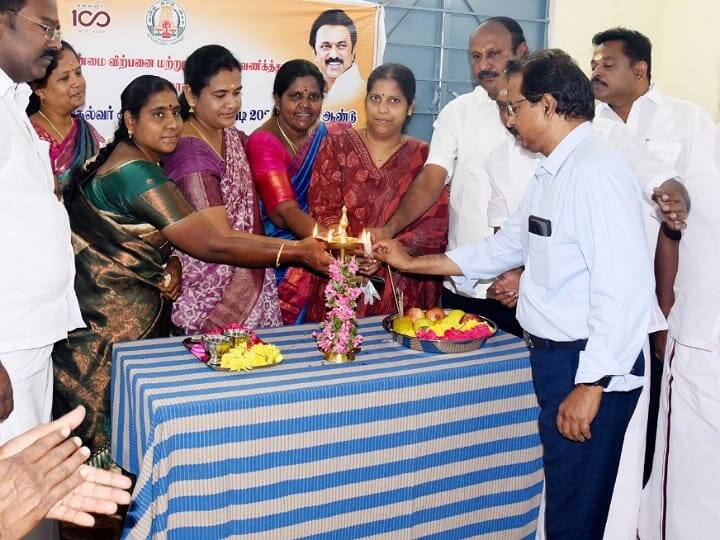 Municipal Mayor Kavita Ganesan inaugurated the new 5th farmers market in Karur by cutting the ribbon. கரூரில் புதிதாக 5வது உழவர் சந்தை திறப்பு;  ரிப்பன் வெட்டி தொடங்கி வைத்த  மேயர்