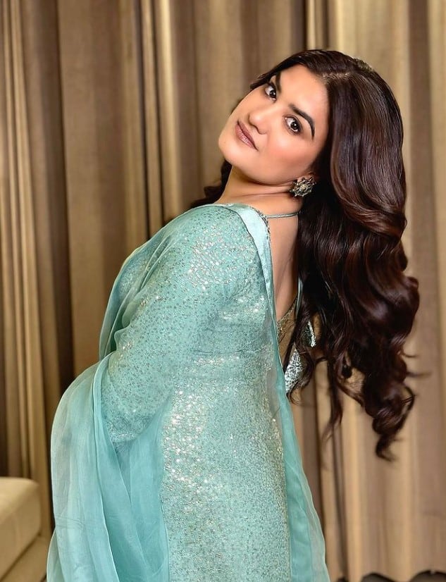 ਕੌਰ ਬੀ ਆਪਣੇ ਸੋਸ਼ਲ ਮੀਡੀਆ ਹੈਂਡਲ ਰਾਹੀਂ ਅਕਸਰ ਪ੍ਰਸ਼ੰਸਕਾਂ ਵਿਚਾਲੇ ਐਕਟਿਵ ਨਜ਼ਰ ਆਉਂਦੀ ਹੈ। ਹਾਲ ਹੀ ਵਿੱਚ ਗਾਇਕਾ ਨੇ ਫੈਨਜ਼ ਨਾਲ ਖਾਸ ਖੁਸ਼ਖਬਰੀ ਸ਼ੇਅਰ ਕੀਤੀ ਹੈ।