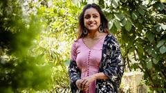 Vithaka Sheru : ఫోటోల కోసం అందంగా నవ్వేస్తున్న వితికా షేరు