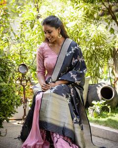 Vithaka Sheru : ఫోటోల కోసం అందంగా నవ్వేస్తున్న వితికా షేరు