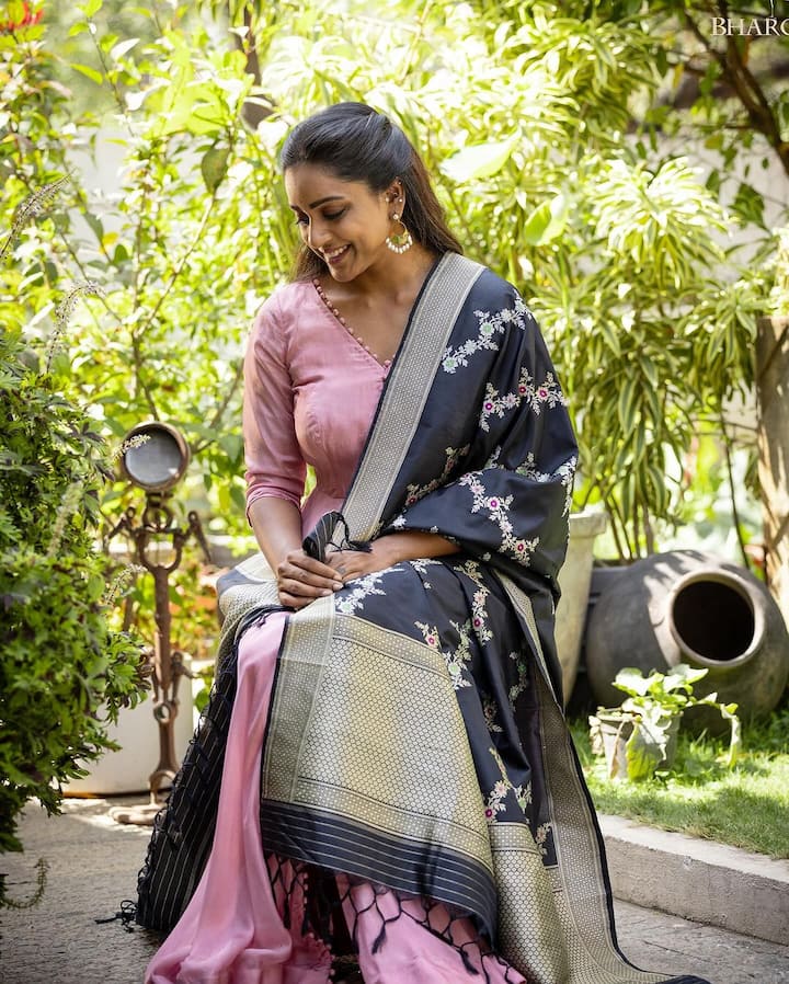 హెయిర్​కు పైన పిన్స్ పెట్టి.. కింద జుట్టును లీవ్​ చేసి.. ఫోటోలకు ఫోజులిచ్చింది. ఈ భామ తన లుక్స్​తో ఫోటోలకు మంచి ఫోజులిచ్చింది. (Image Source : Instagram/vithikasheru)