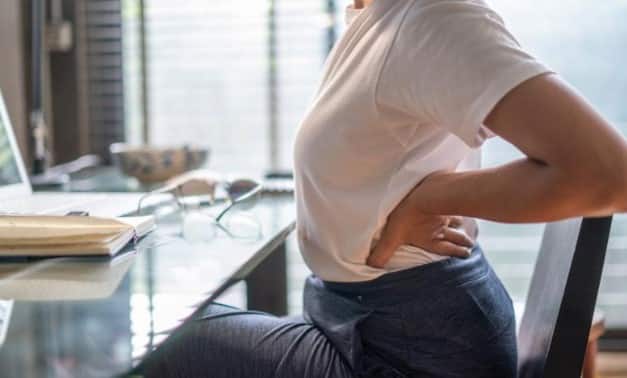 Why do women get back pain know  Back pain: મહિલાઓમાં કમરના દુખાવાની સમસ્યા પાછળના કારણો ક્યાં ? જાણો