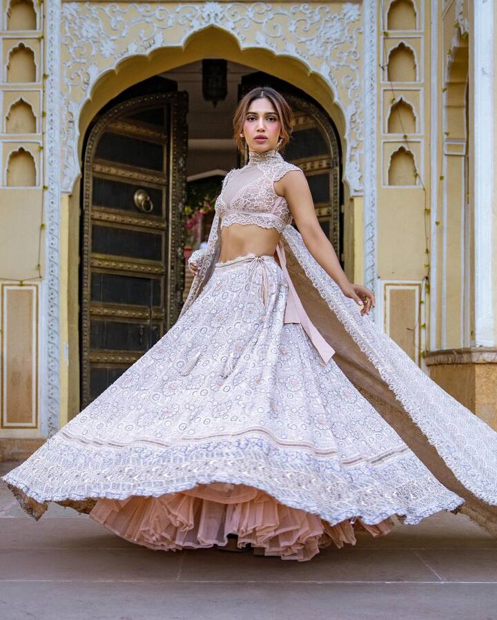 એક્ટ્રેસ ભૂમિ ટ્રેડિશનલ લૂકમાં ખૂબ જ સુંદર લાગી રહી છે.