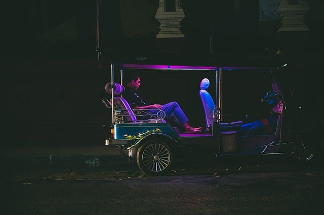 पिछले कुछ सालों से ई-रिक्शा की तादात इतनी ज्यादा बढ़ गई है कि अब हर मेट्रो स्टेशन या फिर बस स्टैंड से ई-रिक्शा मिल जाता है.