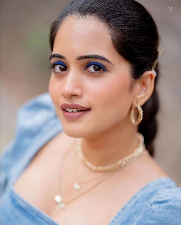 సోషల్ మీడియా ద్వారా బాగా పాపులర్ అయ్యింది స్రవంతి చొక్కారపు. .Photo Credit: sravanthi_chokarapu/ instagram