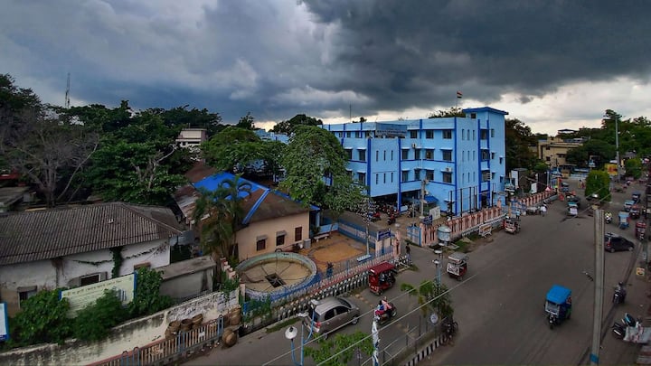ইতিমধ্যেই দিল্লির মৌসম ভবন, এনিয়ে স্বস্তির বার্তাই শুনিয়েছে। অন্তত মে মাস অবধি খুব কষ্ট পেতে হবে না বঙ্গবাসীকে।