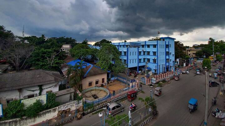 আবহাওয়াবিদ সোমনাথ দত্ত বলেন,আইসোলেটেড প্লেসে বৃষ্টি হবে। মেদিনীপুর, ঝাড়গ্রাম, দক্ষিণ ২৪ পরগনা, হাওড়া, হুগলিতে বৃষ্টির সম্ভাবনা রয়েছে।