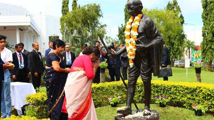 Remembering Mahatma Gandhi on the day when Dandi March started, she paid tribute to him at the Mahatma Gandhi Institute in Mauritius. (Source: X/@MEAIndia)