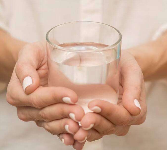 ਮਾਹਿਰਾਂ ਅਨੁਸਾਰ ਪਿਆਸ ਲੱਗਣ 'ਤੇ ਹੀ ਪਾਣੀ ਪੀਣਾ ਚਾਹੀਦਾ ਹੈ। ਇਸ ਦੇ ਨਾਲ ਹੀ ਪਾਣੀ ਪੀਣ ਦੇ ਤੁਰੰਤ ਬਾਅਦ ਕਿਸੇ ਵੀ ਠੋਸ ਚੀਜ਼ ਦਾ ਸੇਵਨ ਕਰਨ ਤੋਂ ਪ੍ਰਹੇਜ਼ ਕਰਨਾ ਚਾਹੀਦਾ ਹੈ।