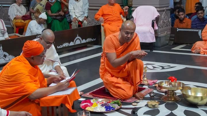 আজ থেকে ১৮৯ বছর আগে এই তিথিতেই জন্ম তাঁর। বেলুড় মঠে আজ শ্রীরামকৃষ্ণ পরমহংস দেবের জন্মতিথি উৎসব। দিনভর নানা উৎসব অনুষ্ঠান। সকাল থেকেই ভক্ত সমাগম শ্রীরামকৃষ্ণ মঠ ও মিশনে। সারা দিন ব্যাপী আজ নানারকম কর্মসূচি।