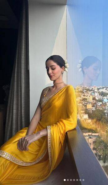 ਇਨ੍ਹਾਂ ਤਸਵੀਰਾਂ 'ਚ ਉਹ ਕਾਫੀ ਖੂਬਸੂਰਤ ਲੱਗ ਰਹੀ ਹੈ। ਇਨ੍ਹਾਂ ਤਸਵੀਰਾਂ 'ਚ ਅਨੰਨਿਆ ਪਾਂਡੇ ਦਾ ਟ੍ਰੈਡੀਸ਼ਨਲ ਲੁੱਕ ਬੇਹੱਦ ਸ਼ਾਨਦਾਰ ਸੀ, ਤਾਂ ਆਓ ਅਸੀਂ ਤੁਹਾਨੂੰ ਦਿਖਾਉਂਦੇ ਹਾਂ ਇਹ ਤਸਵੀਰਾਂ।