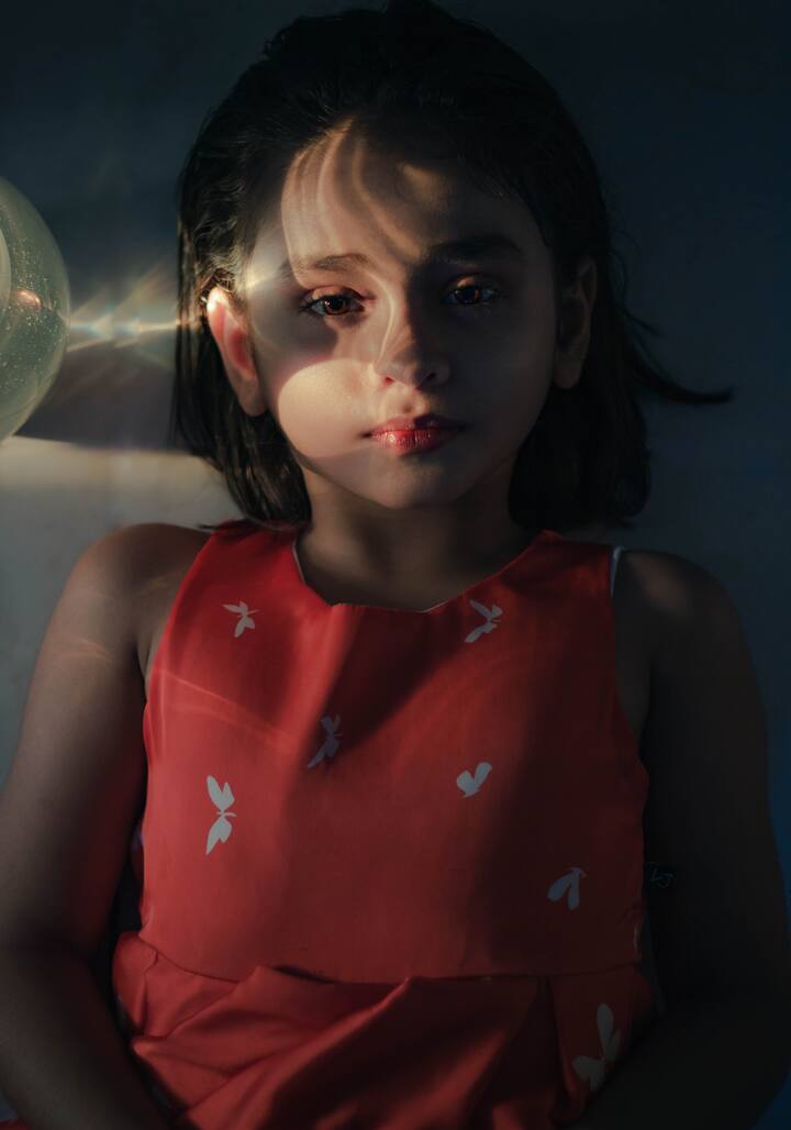 या आजारापासून स्वतःचा बचाव कसा करायचा ते जाणून घ्या. स्क्रीन टाइम मर्यादित करा: मुलांना टीव्ही, मोबाइल, टॅबलेट यांसारख्या स्क्रीनवर जास्त वेळ घालवू देऊ नका.[Photo Credit : Pexel.com]